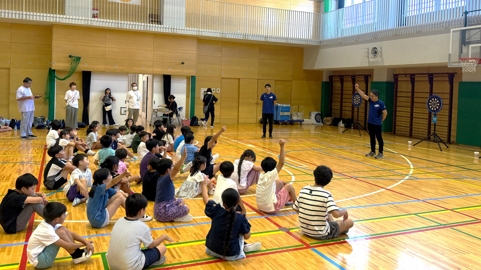 夏休みにダーツ！志茂田小学校でダーツの体験講座を行いました